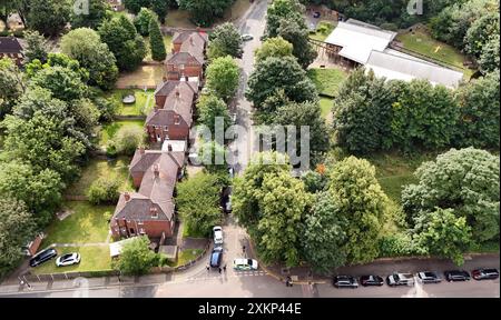 Die Szene in den Sally Port Gardens in Gillingham, Kent, nachdem am Dienstag Abend ein Soldat in Uniform erstochen wurde, in der Nähe der Brompton Barracks, dem Hauptquartier des 1 Royal School of Military Engineering Regiments der British Army. Das Opfer wurde zur Behandlung ins Krankenhaus gebracht und ein 24-jähriger Mann wurde wegen des Verdachts auf versuchten Mord verhaftet. Bilddatum: Mittwoch, 24. Juli 2024. Stockfoto