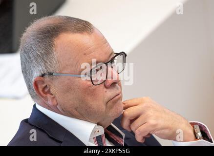 Potsdam, Deutschland. Juli 2024. Michael Stübgen (CDU), Minister für Inneres und Kommunalverwaltung, nimmt an einer Sitzung des landtags Teil. Am Mittwoch wird das landhaus das Hilfspaket für die Folgen des Krieges in der Ukraine mit einem neuen Nachtragshaushalt genehmigen. Quelle: Hannes P. Albert/dpa/Alamy Live News Stockfoto