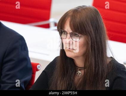 Potsdam, Deutschland. Juli 2024. Katrin lange (SPD), Finanzministerin und Europaministerin, sitzt im landtag. Am Mittwoch wird das landhaus das Hilfspaket für die Folgen des Krieges in der Ukraine mit einem neuen Nachtragshaushalt genehmigen. Quelle: Hannes P. Albert/dpa/Alamy Live News Stockfoto