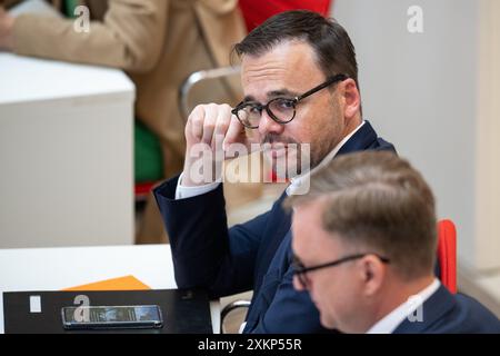 Potsdam, Deutschland. Juli 2024. Jan Redmann (CDU, Back) nimmt an einer Sitzung des landtags Teil. Am Mittwoch wird das landhaus das Hilfspaket für die Folgen des Krieges in der Ukraine mit einem neuen Nachtragshaushalt genehmigen. Quelle: Hannes P. Albert/dpa/Alamy Live News Stockfoto