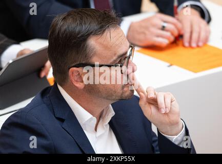 Potsdam, Deutschland. Juli 2024. Jan Redmann (CDU) nimmt an einer Sitzung des landtags Teil. Am Mittwoch wird das landhaus das Hilfspaket für die Folgen des Krieges in der Ukraine mit einem neuen Nachtragshaushalt genehmigen. Quelle: Hannes P. Albert/dpa/Alamy Live News Stockfoto