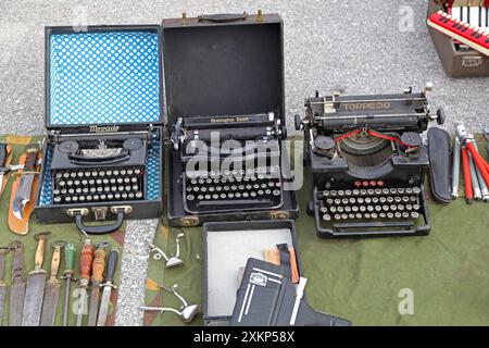 Belgrad, Serbien - 9. März 2013: Vintage-Schreibmaschinen Movado Remington Torpedo zum Verkauf auf dem Flohmarkt. Stockfoto