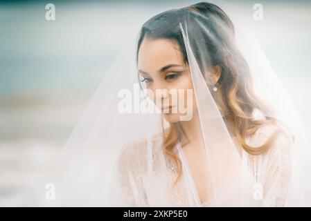 Braut close-up unter einem Schleier vor dem Hintergrund des blauen Himmels und Schwarzes Meer Stockfoto