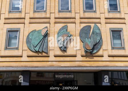 Die Barbara Hepworth Skulptur „Thema und Variationen“ über dem alten Cheltenham & Gloucester Building Society Hauptquartier in Clarence Street, Cheltenham Spa Stockfoto