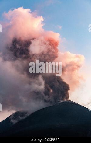 Eine riesige Aschewolke bricht aus dem nordöstlichen Krater des Ätna aus, Europas aktivstem Vulkan. Diese Aschewolken führen häufig zur Schließung des Flughafens Catania-Fontanarossa, Siziliens zweitgrößtem Flughafen. Stockfoto