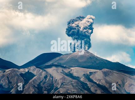 Eine riesige Aschewolke bricht aus dem nordöstlichen Krater des Ätna aus, Europas aktivstem Vulkan. Diese Aschewolken führen häufig zur Schließung des Flughafens Catania-Fontanarossa, Siziliens zweitgrößtem Flughafen. Stockfoto