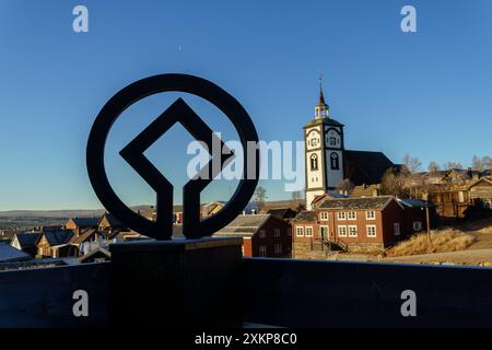 Die Bergbaustadt Roros, historische Berühmtheit für den Kupferbergbau. UNESCO-Schild neben der herrlichen Kirche. Stockfoto