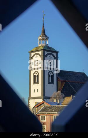 Die Kirche Roros befindet sich inmitten traditioneller skandinavischer Holzhäuser, einem traditionsreichen nordischen Dorf Stockfoto