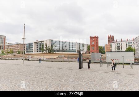 Berlin Einheitsdenkmal Baustopp Baustelle des Freiheits- und Einheitsdenkmal auf der Schlossfreiheit vor dem Nachbau des ehemaligen Stadtschloss in Berlin-Mitte. Der Bau war von den Abgeordneten des Deutschen Bundestages am 9. November 2007 beschlossen und soll für die friedliche Revolution und deutsche Wiedervereinigung 1989/1990 stehen. Nach mehreren, seit 2017, verschobenen Eroeffnungsterminen ist das Projekt seit Februar 2024 gestoppt, da das Stahlbau-Unternehmen Heinrich Rohlfing GmbH das Einheitsdenkmal wegen Insolvenz nicht liefern kann. Es muss eine komplette Neuausschreibung des Auft Stockfoto