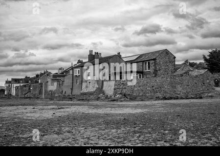 Die Rückseite der Häuser der Main Street, geschützt durch Verteidigungsmauern, Ravenglass, Lake District National Park, Cumberland, Cumbria, Großbritannien Stockfoto