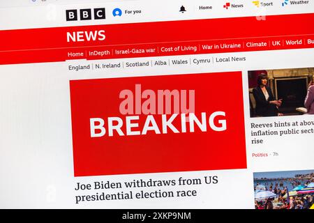 „Joe Biden zieht sich zurück...“ Schlagzeile nach der Nachricht, dass Präsident Joe Biden das Präsidentenrennen beendet hat, wurde die Website der BBC News vom 21. Juli 2024 veröffentlicht. Stockfoto