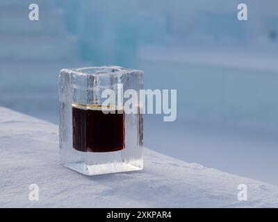 Jukkasjarvi, Schweden - März 2023: Eisglas in der Eisbar im 33 Ice Hotel in Jukkasjärvi. Nordeuropa Stockfoto