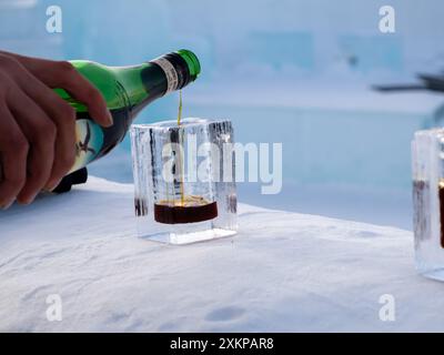 Jukkasjarvi, Schweden - März 2023: Eisglas in der Eisbar im 33 Ice Hotel in Jukkasjärvi. Nordeuropa Stockfoto