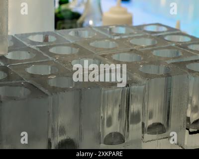 Jukkasjarvi, Schweden - März 2023: Eisgläser in der Eisbar im 33 Ice Hotel in Jukkasjärvi. Nordeuropa Stockfoto