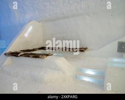 Jukkasjarvi, Schweden - März 2023: Eisbar im ICE-Hotel. Jukkasjärvi. Nordeuropa Stockfoto