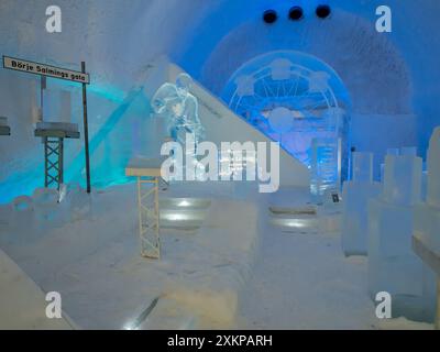 Jukkasjarvi, Schweden - März 2023: Eisbar im ICE-Hotel. Jukkasjärvi. Nordeuropa Stockfoto