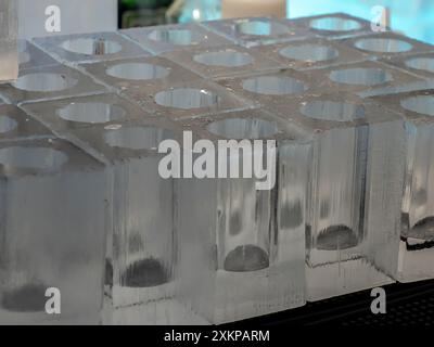 Jukkasjarvi, Schweden - März 2023: Eisgläser in der Eisbar im 33 Ice Hotel in Jukkasjärvi. Nordeuropa Stockfoto