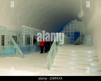 Jukkasjarvi, Schweden - März 2023: Eisbar im ICE-Hotel. Jukkasjärvi. Nordeuropa Stockfoto