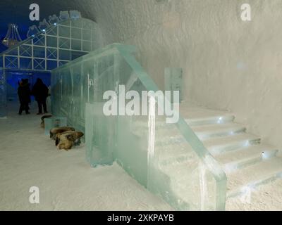 Jukkasjarvi, Schweden - März 2023: Eisbar im ICE-Hotel. Jukkasjärvi. Nordeuropa Stockfoto