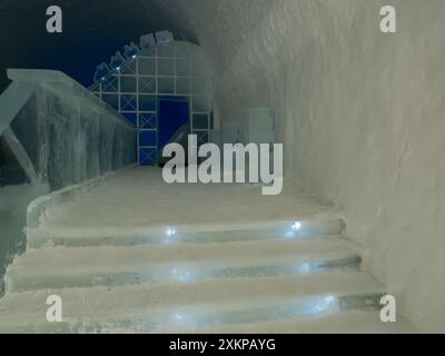 Jukkasjarvi, Schweden - März 2023: Eisbar im ICE-Hotel. Jukkasjärvi. Nordeuropa Stockfoto