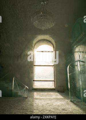 Jukkasjarvi, Schweden - März 2023: Eisbar im ICE-Hotel. Jukkasjärvi. Nordeuropa Stockfoto