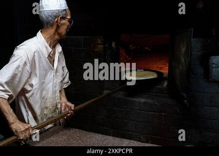 pastilla, ein traditionelles Gericht aus Nordafrika, am 14. Oktober 2023 in der Konditorei Bennis in Casablanca, Marokko, im Ofen backen. Bennis ist ein h Stockfoto