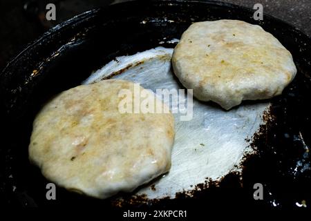 pastilla, ein traditionelles Gericht aus Nordafrika, am 14. Oktober 2023 in der Konditorei Bennis in Casablanca, Marokko, im Ofen backen. Bennis ist ein h Stockfoto