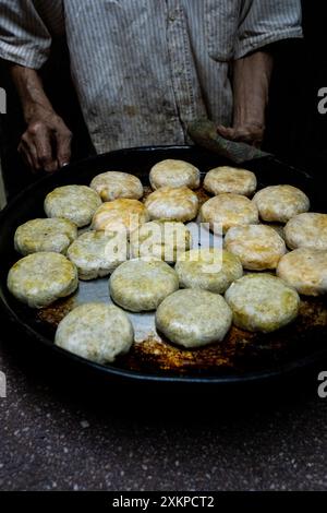 pastilla, ein traditionelles Gericht aus Nordafrika, am 14. Oktober 2023 in der Konditorei Bennis in Casablanca, Marokko, im Ofen backen. Bennis ist ein h Stockfoto