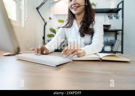 Callcenter, Beratung und Tippen mit asiatischen Frauen am Computer im Büro für Netzwerke, Online oder Kundenservice Stockfoto