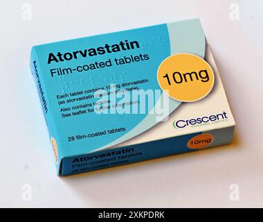 Packung mit Atorvastatin Filmtabletten. 10 mg 28 Filmtabletten. Crescent Pharma Limited. Stockfoto