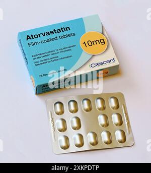 Packung mit Atorvastatin Filmtabletten. 10 mg 28 Filmtabletten. Crescent Pharma Limited. Stockfoto