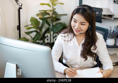 Freundlicher Callcenter-Agent, der in modernen Büroumgebungen den Kundendienst mit Headset unterstützt Stockfoto