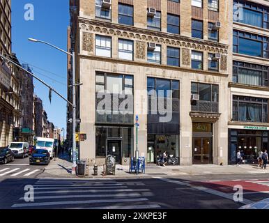 NYC Chinatown: Ein bedeutender 27-stöckiger Art déco-Büroturm am westlichen Rand von Chinatown. Stockfoto