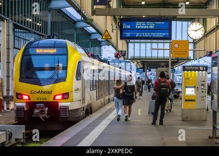 Regionalzug von Go-Ahead im Hauptbahnhof Stuttgart. // 23.07.2024: Stuttgart, Baden-Württemberg, Deutschland, *** Regionalzug ab Stuttgart Hauptbahnhof 23 07 2024 Stuttgart, Baden Württemberg, Deutschland, Stockfoto