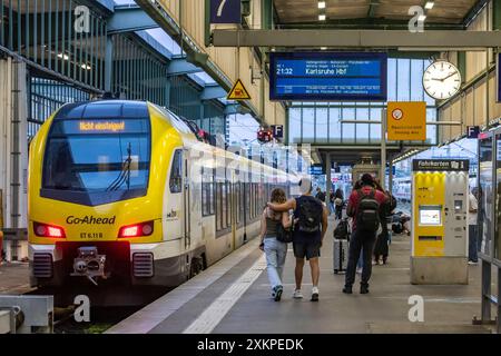 Regionalzug von Go-Ahead im Hauptbahnhof Stuttgart. // 23.07.2024: Stuttgart, Baden-Württemberg, Deutschland, *** Regionalzug ab Stuttgart Hauptbahnhof 23 07 2024 Stuttgart, Baden Württemberg, Deutschland, Stockfoto