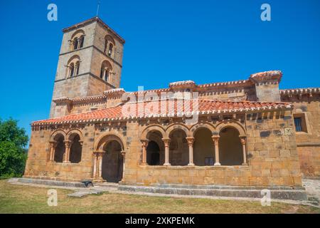 Fassade der Kirche Nuestra Señora de la Asuncion. Jaramillo de la Fuente, Provinz Burgos, Castilla Leon, Spanien. Stockfoto