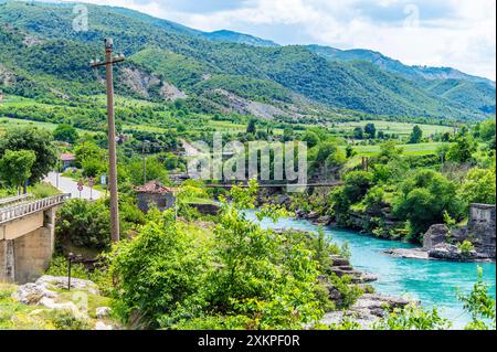 Blick von einer Straße über den Fluss Vjosa in Albanien im Sommer Stockfoto