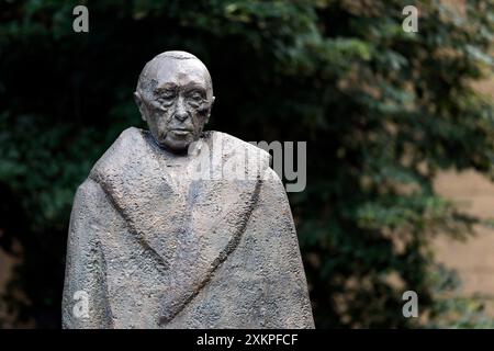 Das Konrad Adenauer gewidmete Denkmal an der Kreuzung Aposteln- und Mittelstraße. Konrad Adenauer war von 1949 bis 1963 der erste Bundeskanzler der Bundesrepublik Deutschland. Themenbild, Symbolbild Köln, 24.07.2024 NRW Deutschland *** Konrad Adenauer geweihtes Denkmal an der Kreuzung von Aposteln und Mittelstraße Konrad Adenauer war von 1949 bis 1963 erster Bundeskanzler der Bundesrepublik Deutschland Themenbild, Symbolbild Köln, 24 07 2024 NRW Deutschland Copyright: XChristophxHardtx Stockfoto