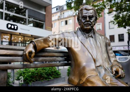 Das Kölner Willy-Millowitsch-Denkmal auf der Bank am Willy-Millowitsch-Platz. Willy Millowitsch war ein Kölner Volksschauspieler bekannt auch für seine Auftritte in Filmen wie drei Mann auf einem Pferd 1957. Themenbild, Symbolbild Köln, 24.07.2024 NRW Deutschland *** das Kölner Willy Millowitsch Denkmal auf der Bank am Willy Millowitsch Platz Willy Millowitsch war ein Kölner Volkschauspieler, der auch für seine Auftritte in Filmen wie drei Männer auf einem Pferd bekannt war 1957 Themenbild, Symbolbild Köln, 24 07 2024 NRW Deutschland Copyright: xChristophxHardtx Stockfoto