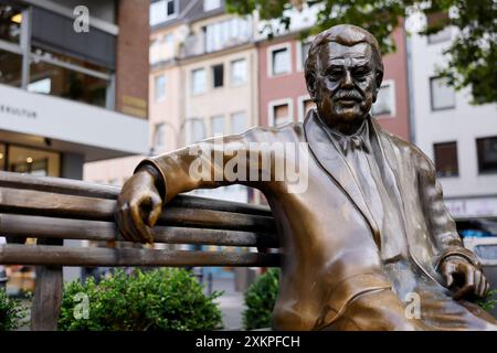 Das Kölner Willy-Millowitsch-Denkmal auf der Bank am Willy-Millowitsch-Platz. Willy Millowitsch war ein Kölner Volksschauspieler bekannt auch für seine Auftritte in Filmen wie drei Mann auf einem Pferd 1957. Themenbild, Symbolbild Köln, 24.07.2024 NRW Deutschland *** das Kölner Willy Millowitsch Denkmal auf der Bank am Willy Millowitsch Platz Willy Millowitsch war ein Kölner Volkschauspieler, der auch für seine Auftritte in Filmen wie drei Männer auf einem Pferd bekannt war 1957 Themenbild, Symbolbild Köln, 24 07 2024 NRW Deutschland Copyright: xChristophxHardtx Stockfoto