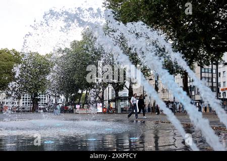 In der Brunnensaison 2024 wurde ein neuer Brunnen auf dem Neumarkt eingeweiht: Drei Fontänen sprudeln hier und sorgen für Abkühlung bei Passanten im Sommer. Themenbild, Symbolbild Köln, 24.07.2024 NRW Deutschland *** in der Brunnensaison 2024 wurde am Neumarkt ein neuer Brunnen eingeweiht drei Springbrunnen blasen hier und sorgen für Kühlung für Passanten im Sommer-Themenbild, Symbolbild Köln, 24 07 2024 NRW Deutschland Copyright: XChristophxHardtx Stockfoto