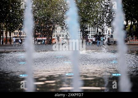 In der Brunnensaison 2024 wurde ein neuer Brunnen auf dem Neumarkt eingeweiht: Drei Fontänen sprudeln hier und sorgen für Abkühlung bei Passanten im Sommer. Themenbild, Symbolbild Köln, 24.07.2024 NRW Deutschland *** in der Brunnensaison 2024 wurde am Neumarkt ein neuer Brunnen eingeweiht drei Springbrunnen blasen hier und sorgen für Kühlung für Passanten im Sommer-Themenbild, Symbolbild Köln, 24 07 2024 NRW Deutschland Copyright: XChristophxHardtx Stockfoto