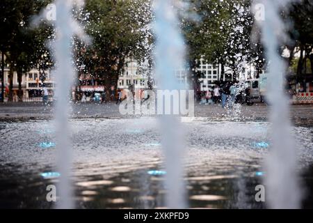 In der Brunnensaison 2024 wurde ein neuer Brunnen auf dem Neumarkt eingeweiht: Drei Fontänen sprudeln hier und sorgen für Abkühlung bei Passanten im Sommer. Themenbild, Symbolbild Köln, 24.07.2024 NRW Deutschland *** in der Brunnensaison 2024 wurde am Neumarkt ein neuer Brunnen eingeweiht drei Springbrunnen blasen hier und sorgen für Kühlung für Passanten im Sommer-Themenbild, Symbolbild Köln, 24 07 2024 NRW Deutschland Copyright: XChristophxHardtx Stockfoto