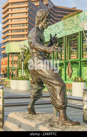 Bronzestatue von Cao Chong-en des legendären Kampfkünstlers Bruce Lee, Lee Jun-Fan, auf der Avenue of Stars, Tsim Sha Tsui, Kowloon, Hongkong, China Stockfoto