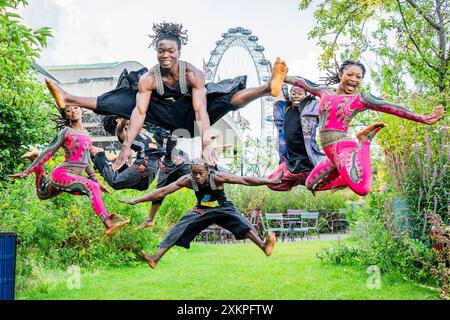 London, Großbritannien. Juli 2024. Eine Vorführung auf dem Dach des Saals - Cirque Kalabanté: Afrique en Cirque im Southbank Centre - Eine dynamische Aufführung von Akrobatik, Artistik und Afro-Jazz-Rhythmen zur Feier der guineischen Kultur. Choreographie von Yamoussa Bangoura. Spielen in der Queen Elizabeth Hall vom 24. Bis 28. Juli. Guy Bell/Alamy Live News Stockfoto