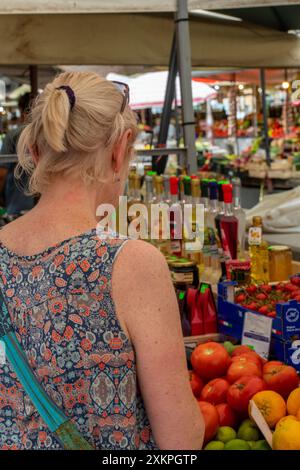 Eine Frau, die am Marktstand in trogir in der Nähe von Split, kroatien, einkauft Stockfoto