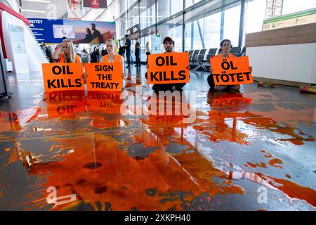 Wien, Wien, ÖSTERREICH. Juli 2024. Klimaaktivisten der letzten Generation Austria geben im Terminal 3 des Flughafens Wien Farbe aus, um gegen die aktuelle Klimapolitik der österreichischen Regierung zu protestieren. Weitere Maßnahmen von Klimaaktivisten sind in den kommenden Tagen und Wochen auf Flughäfen weltweit geplant. (Kreditbild: © Andreas Stroh/ZUMA Press Wire) NUR REDAKTIONELLE VERWENDUNG! Nicht für kommerzielle ZWECKE! Quelle: ZUMA Press, Inc./Alamy Live News Stockfoto