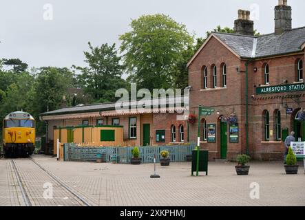 Der Bahnhof Watercress Line und der Dieselmotor sind eine Attraktion in Alresford, Hampshire, Großbritannien Stockfoto