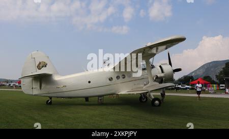 Die Antonov an-2 ist ein sowjetisches zweimotoriges Versorgungsflugzeug, das vom Antonov Design Bureau entwickelt und hergestellt wurde. Stockfoto