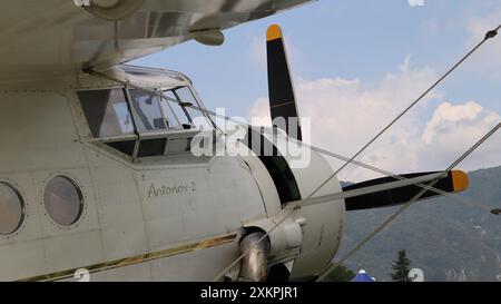 Die Antonov an-2 ist ein sowjetisches zweimotoriges Versorgungsflugzeug, das vom Antonov Design Bureau entwickelt und hergestellt wurde. Stockfoto